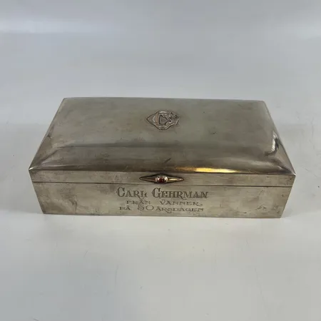 Silverskrin, höjd 6,5cm, bredd 22cm, djup 12cm, med monogram, gravyr, syntetisk rubin, förgyllning, utan botten, 830/1000 silver. Vikt: 509,2 g