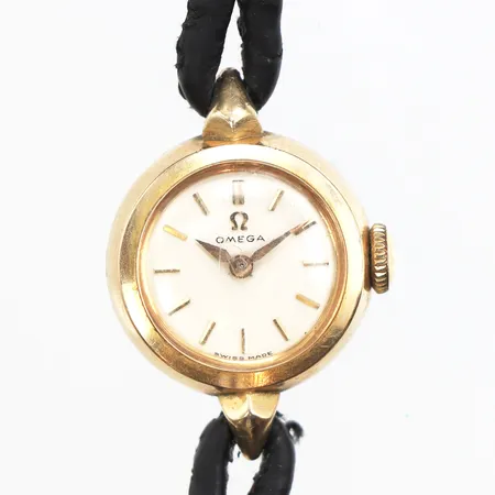 Damur Omega, Ø16,9mm, manuell, boettnr:2789-17, Cal:482, verknr:16859121, repigt plexiglas, repig boett, läderband, bruksslitage på band, servicebehov finnes, ej funtionstestad, inga tillbehör.