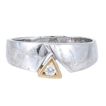 Ring med en briljantslipad diamant ca 0,04ct stl:17½ bredd 2,5-7,2mm, fattning triangel i rödguld, vitguld 18K 4,8g. 