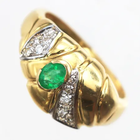 Ring med små diamanter och smaragd, stl:18½, bredd 4,1-11,3mm, vitguldsdetaljer, 18K. Vikt: 5,5 g