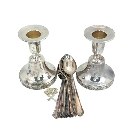 Parti silver, ljusstakarna fyllda (277,3g), halsband 925/1000 (4,1g) övrigt 830/1000, totalvikt 435g