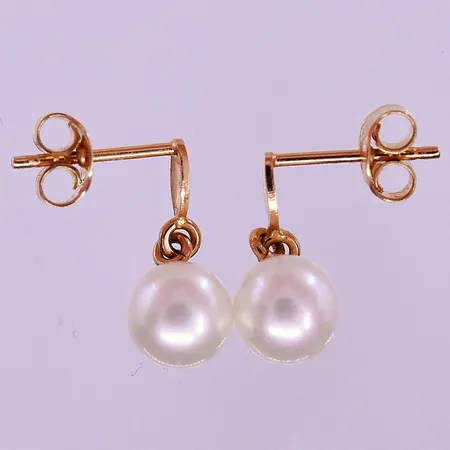 Örhängen med pärlor längd 15 mm bredd 6 mm 18K. Vikt: 1,6 g