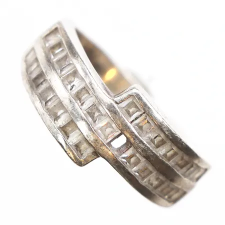 Ring med vita stenar, stl:18, bredd 2,4-10mm, något skev skena, saknar en sten, 925/1000 silver. Vikt: 4,7 g