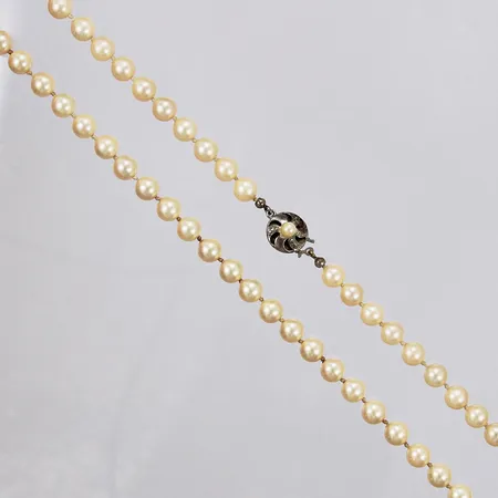 Collier med odlade pärlor längd: ca 82,5cm Ø ca 7mm silverlås 925/1000 silver Vikt: 44 g