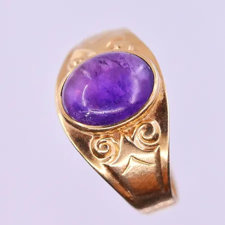 Ring med lila sten stl:17 bredd 3-10 mm 18K. Vikt: 2,3 g