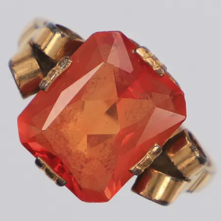 Ring med orange sten stl:18¼, bredd 14mm, 18K Vikt: 4,9 g