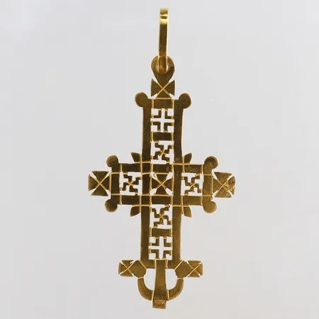 Hänge kors med dekor 63,5x31mm ink ögla ostämplat 18K.  Vikt: 6,4 g