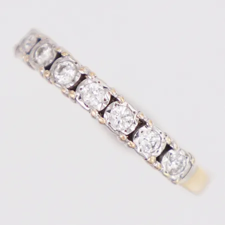 Ring diamanter 7 x ca0,03ct infattade i vitguld GHA stl:18, bredd 1,9-3,2mm, repig insida under diamanterna, 18K  Vikt: 2,5 g