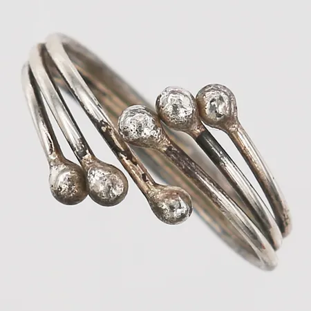 Ring med åtskilda spröten, ca stl17½, bredd 12mm, silver 830/1000 Vikt: 1,8 g