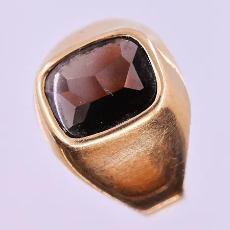 Klackring med brun sten stl:16¾ bredd 4-13 mm 18K. Vikt: 3,2 g