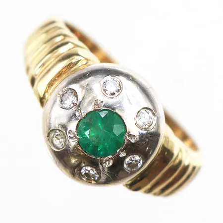 Ring med diamanter och smaragd, 6 x ca 0,01ct, stl:17, bredd 2,7-11,2, vitguldsdetaljer, 14K. Vikt: 6,3 g