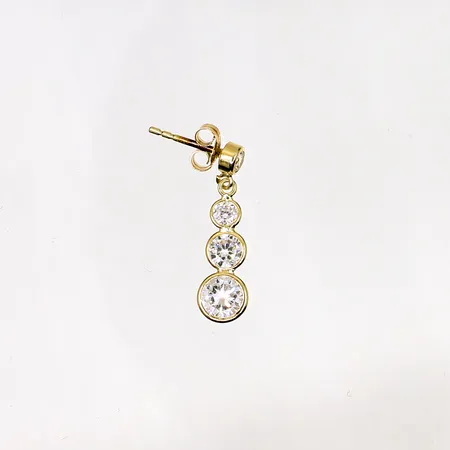Udda örhänge med vita stenar, längd 20mm 18K Vikt: 0,6 g