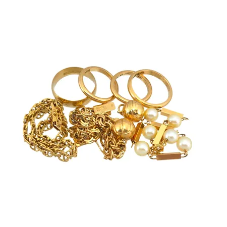 Diverse smycken i 18K guld, slitage, gravyrer, bruttovikt 70,2g Vikt: 70,2 g Skickas med postpaket.