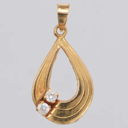 Hänge med vita stenar, längd 22mm, 18K Vikt: 2,2 g