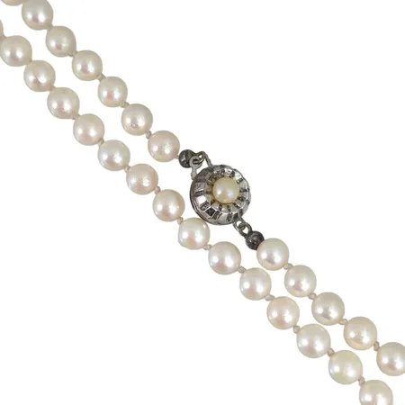 Pärlcollier lås i silver 835/1000 odlade sötvattenspärlor (Ø6 mm), lätt rosa ton, god lyster, längd 50 cm, lås Ø11,5 mm Vikt: 23,4 g