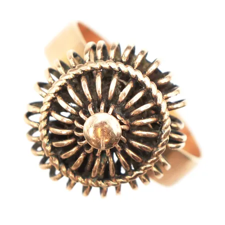 Ring, stl:18, bredd 4,4-16,9mm, justerbar, skev skena, ojämn form, ostämplad, 14K. Vikt: 5,6 g