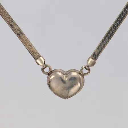 Collier med hjärta, längd 42cm, bredd 11,6mm, defekt länk, 925/1000 silver Vikt: 8,8 g