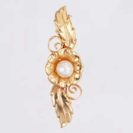Brosch odlad pärla längd 40mm, skev pinne, 18K  Vikt: 3,7 g