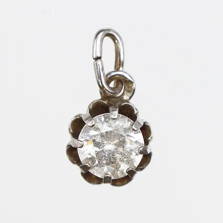 Hänge med vit sten, längd 14,8mm, bredd 09-7,2mm, 925/1000 silver. Vikt: 0,8 g