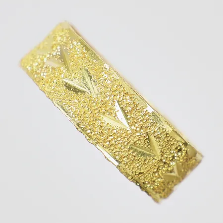Ring med mönstrad dekor stl: ca 18½ bredd: ca 6mm Thaiguld 23K Vikt: 3,7 g
