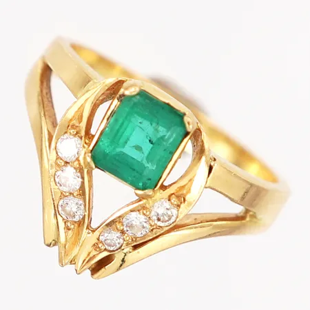 Ring med oljebehandlad baguetteslipad smaragd 6x5mm samt diamanter 6x0,01ct stl:17½ bredd: 2-14mm, 21K Vikt: 7,1 g