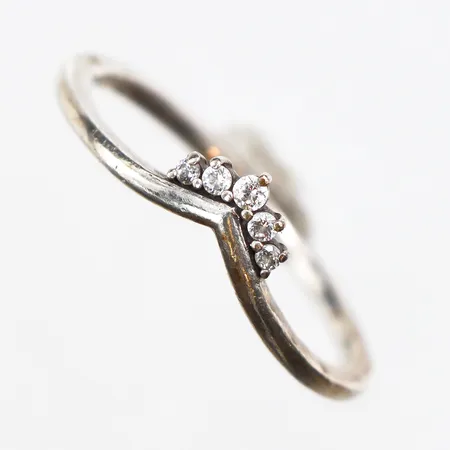 Ring med vita stenar, stl:19, bredd 1,3-4,4mm, 925/1000 silver. Vikt: 1,6 g