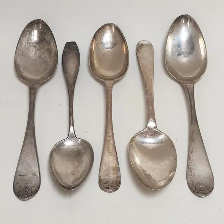 Fem bordsskedar diverse modeller längd: 20,5-22cm, personlig gravyr, buckliga, silver 830/1000 Vikt: 225,6 g