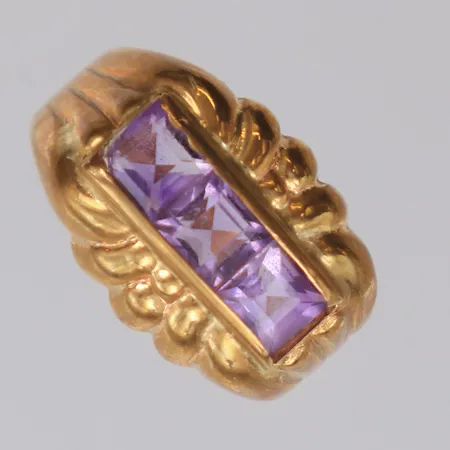 Ring med lila stenar, stl 18, bredd 12,6mm, nagg, gravyr, 18K Vikt: 5,1 g