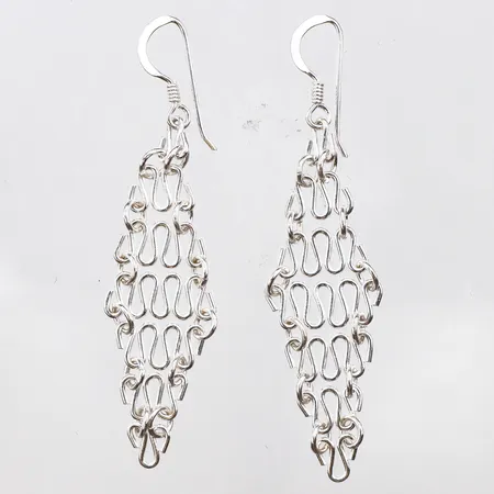 Örhängen, längd 57,8mm, bredd 5-12,8mm, 925/1000 silver.  Vikt: 3,8 g