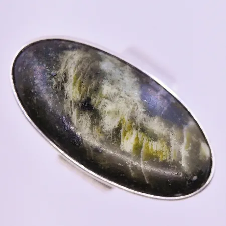 Ring med grön sten stl: 17 justerbar bredd 6-31 mm silver 925/1000. Vikt: 12,6 g