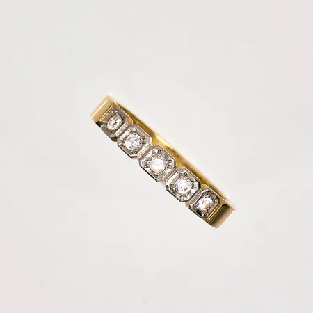 Ring med fem vita stenar stl17¾, bredd: ca 3,5mm, 18K Vikt: 3,7 g