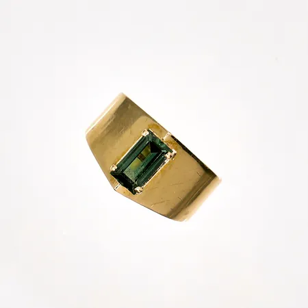 Ring med grön sten stl 16, ca 7x4mm, bredd 4,2-9,5mm, svenska stämplar, 18K Vikt: 2,7 g