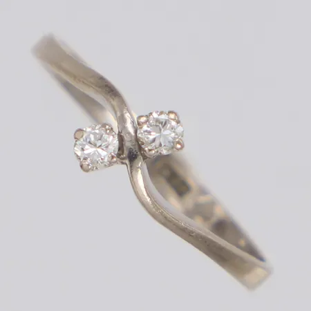 Tvillingring med briljantslipade diamanter 0,14ctv enligt gravyr, år 1969, stl 17½, vitguld 18K Vikt: 1,9 g