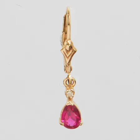 Udda örhänge med syntetisk rosa safir och vit sten 25x5mm, 14K Vikt: 0,8 g