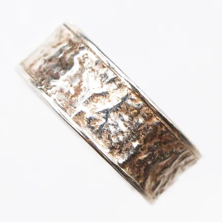 Ring med mönster, stl:18½, bredd 7,7mm, något ojämn skena, 925/1000 silver. Vikt: 3,1 g