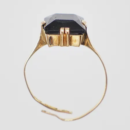 Ring med lös svart sten defekt stl: ca 14¾ bredd: ca 1-10mm 18K Vikt: 1,5 g