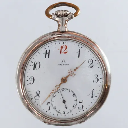Fickur Omega Ø51mm boett i silver, boett-nr:5823246 verk-nr:5101580, bakboett med dekor och monogramgravyr, tickar, skadad urtavla, slitage Silver 8000/1000 Bruttovikt: 93,1g