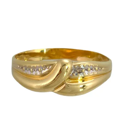 Ring i 18K guld med Diamant 0,005ct, Guldfynd (GFAB), stl:19½ mm, bredd 2,5 - 7 mm Vikt: 2 g