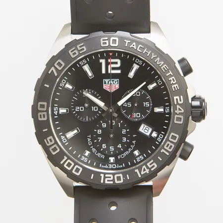 Herrur Tag Heuer Formula 1 Ø43mm, quartz, kronograf, datum, ref nr CAZ1010, serie nr BBU4661, gummiband, kvitto från Barcelona 2026, box, ytterkartong. Vikt: 0 g