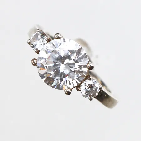 Ring med vita stenar, stl:19, bredd 2-9,7mm, 925/1000 silver. Vikt: 5,8 g