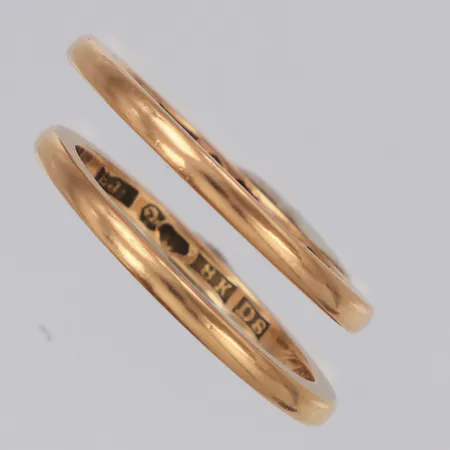 2 ringar släta, stl:18, gravyr, 18K Vikt: 6,3 g