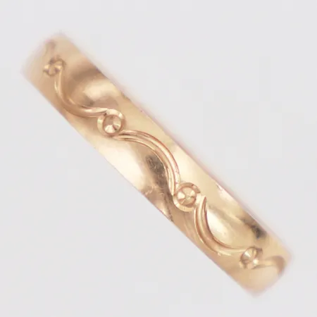 Ring dekor stl:18½, bredd 3,5mm, Flemming Uziel AB, gravyr, 18K Vikt: 1,9 g