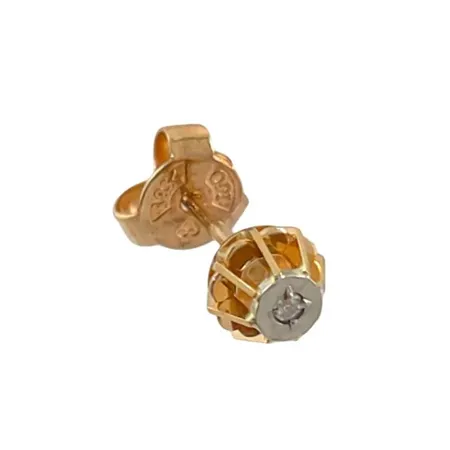 Diamantörhänge i 18K guld, ett st, Diamant 0,005ct, örhängets diameter 5,3 mm, fint skick Vikt: 0,7 g
