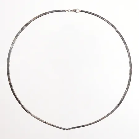 Collier stelt hamrad yta omkrets ca 43cm, bredd:3-4mm, defekt fjäder i lås, Janson, Lindesberg,1973, Silver 830/1000 Vikt: 12,6 g