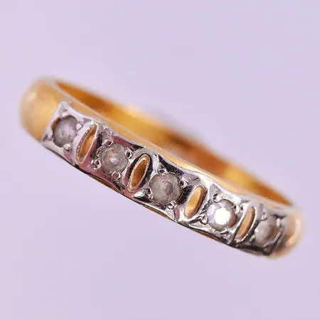 Ring med vita stenar stl: 17 bredd 4 mm graverad 23K. Vikt: 5,1 g