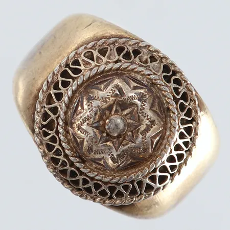 Ring med dekor stl:22 bredd 5,5-19mm Silver 830/1000. Vikt: 13,9 g