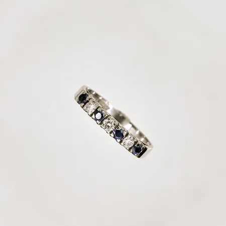 Ring med diamanter 3xca 0,05ct samt safirer 4xca 0,05ct stl 17¼, bredd 2,9mm, Svenskstämplad, vitguld 18K Vikt: 3 g