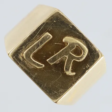 Ring med bokstäverna LR stl:21 bredd 16mm 18K Vikt: 16,6 g