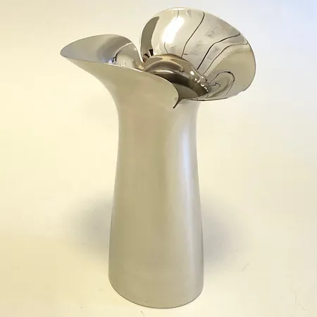 Vas Georg Jensen Bloom Botanica höjd 22cm polerat rostfritt stål ny skick plast.