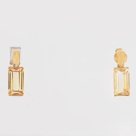 Ett par örhängen med citriner, höjd 14,5mm, bredd 5mm, D Ekström Aktiebolag, Falköping, en snurrebuss i silver, 18K Vikt: 1,6 g